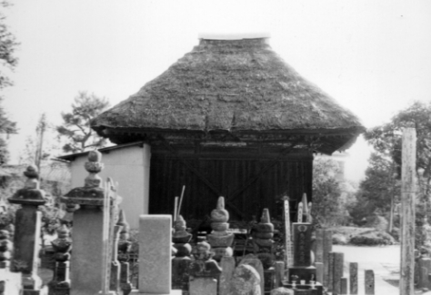 茅葺屋根の阿彌陀薬師堂